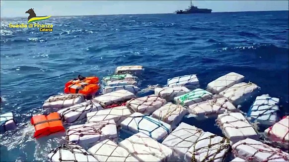 HANDOUT - 17.04.2023, Italien, --: Kokain-Pakete schwimmen im Meer vor der Ostküste Italiens. Die italienische Finanzpolizei hat Pakete mit etwa zwei Tonnen Kokain mit einem geschätzten Marktwert von  ...