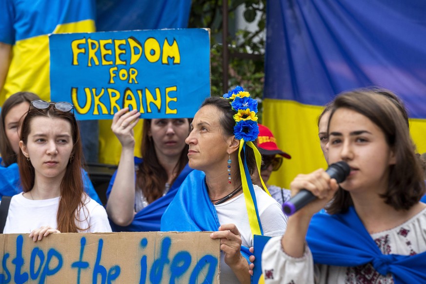 A pro Urkrainian manifestation pictured during an EU-Western Balkan meeting, ahead of the European council summit, in Brussels, Thursday 23 June 2022. The leaders of Serbia, Albania and North Macedoni ...