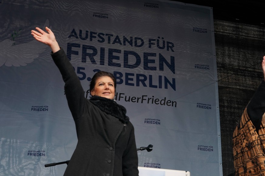 Berlin, Demonstration GER, Berlin,20230225, Demo , kundgebung, Aufstand für Frieden am Brandenburger Tor, mit Sahra Wagenknecht, Mitglied des Deutschen Bundestages, und Alice Schwarzer gegen den Krieg ...