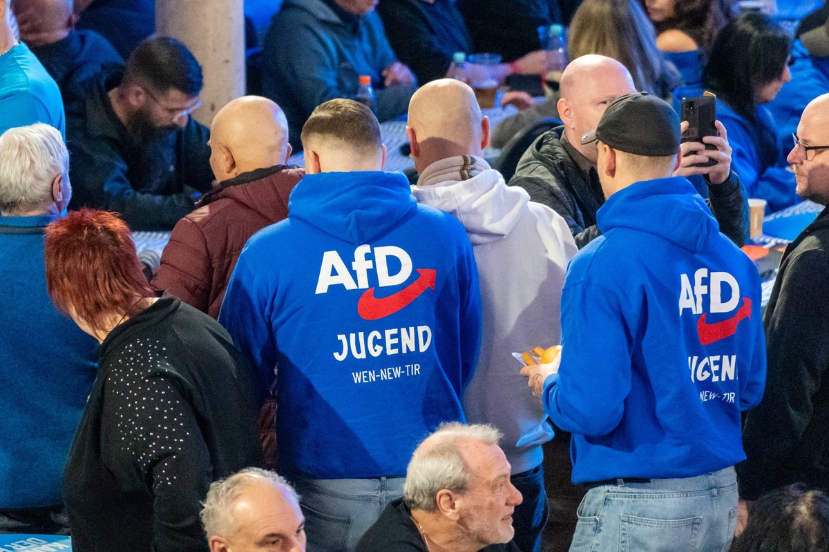Greding, Bavaria, Germany - February 7, 2025: Election campaign event of the AfD Alternative for Germany in Greding. Young men with clothes of the AfD youth *** Wahlkampfveranstaltung der AfD Alternat ...