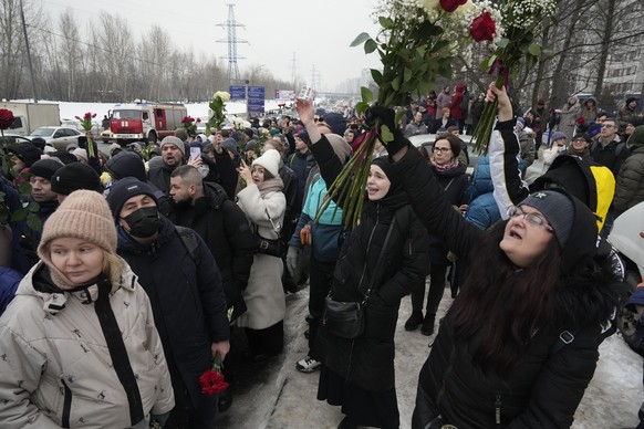 ARCHIV - 01.03.2024, Russland, Moskau: Menschen gehen zur Beerdigung des russischen Oppositionellen Nawalny auf dem Friedhof Borisowskoje. Unter starker Polizeipräsenz nahmen am Freitag Tausende von M ...