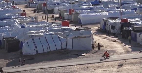 ARCHIV - 06.03.2021, Syrien, Al Roj: Ein undatiertes Bild aus einem Video zeigt Zelte im Lager Roj. Nach deren R�ckkehr von Syrien nach Deutschland hat die Bundesanwaltschaft drei deutsche Frauen wege ...