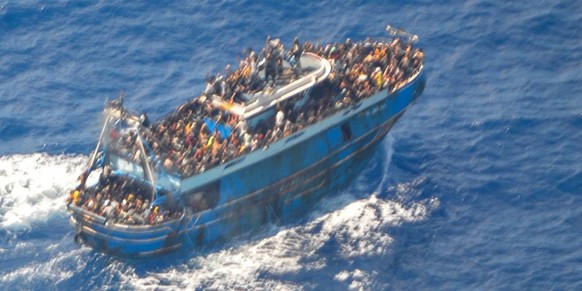 HANDOUT - 14.06.2023, Griechenland, Ägäisches Meer: Dieses undatierte, von der griechischen Küstenwache am 14.06.2023 zur Verfügung gestellte Bild zeigt zahlreiche Menschen, auf dem Deck eines Fischer ...