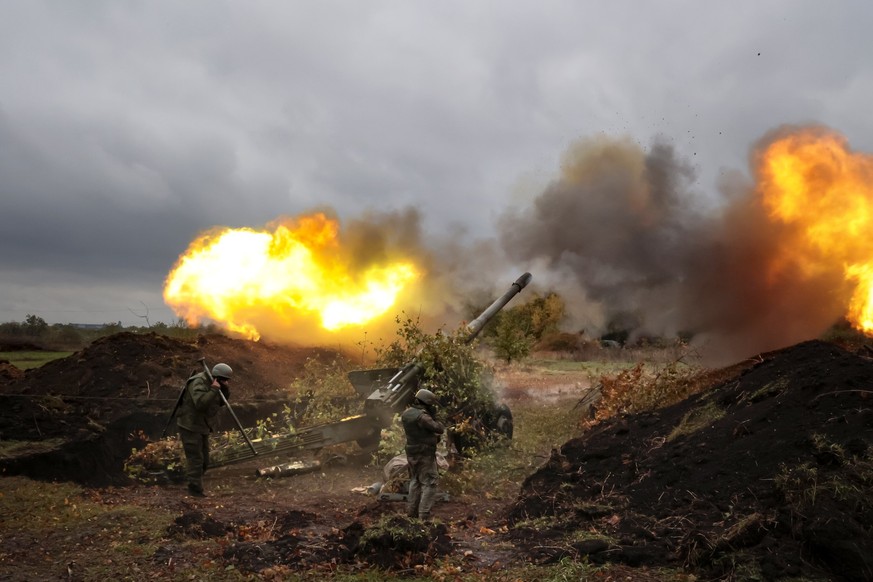 dpatopbilder - 11.10.2022, Ukraine, ---: Soldaten feuern aus einer 152-mm-Haubitze 2A36