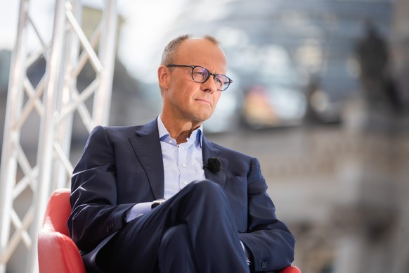 04.09.2022, Berlin: Friedrich Merz, CDU-Bundesvorsitzender und Unions-Fraktionsvorsitzender, sitzt beim Sommerinterview des ARD-«Berichts aus Berlin» auf der Terrasse des Marie-Elisabeth-Lüders-Hauses ...