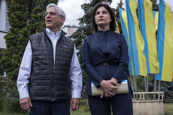 21.06.2022, Ukraine, Krakowez: Merrick Garland, US-Generalstaatsanwalt, und Iryna Wenediktowa, Generalstaatsanw