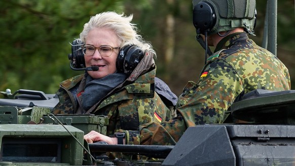 ARCHIV - 07.02.2022, Niedersachsen, Munster: Christine Lambrecht (l, SPD), Verteidigungsministerin, fährt bei ihren Besuch der Panzerlehrbrigade 9 in einem Panzer mit. Verteidigungsministerin Christin ...