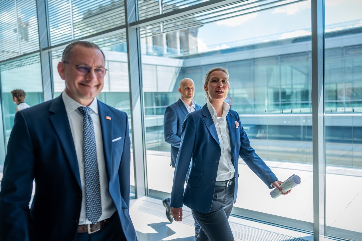 ARCHIV - 20.05.2025, Berlin: Die beiden AfD-Fraktionsvorsitzenden Alice Weidel (r) und Tino Chrupalla gehen zum Pressestatement vor Beginn der Sitzungen der Bundestagsfraktionen. (zu dpa: «AfD-Chefs b ...