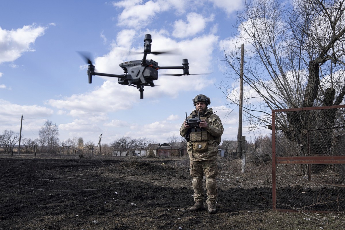 03.03.2023, Ukraine, Bachmut: Ein ukrainischer Soldat alias Zakhar steuert eine Drohne während der Kämpfe an der Frontlinie in der Nähe von Bachmut. Foto: Evgeniy Maloletka/AP +++ dpa-Bildfunk +++