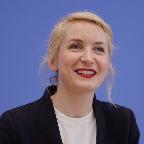 Ines Schwerdtner, Parteivorsitzende Die Linke, Deutschland, Berlin, Bundespressekonferenz, Thema: Die Linke - Zu den Bundestagswahlen *** Ines Schwerdtner, Party Chairwoman Die Linke, Germany, Berlin, ...