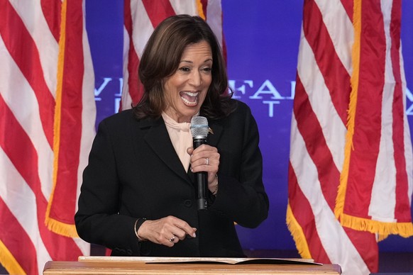 20.10.2024, USA, Jonesboro: Kamala Harris, US-Vizepräsidentin und Präsidentschaftskandidatin der Demokraten, spricht während eines Gottesdienstes und einer Veranstaltung zur vorzeitigen Stimmabgabe be ...