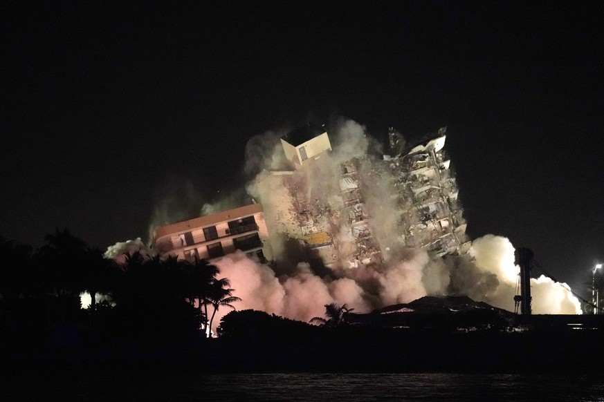 USA, Surfside: Die beschädigte Reststruktur des Champlain Towers South Condo Gebäudes wurde gesprengt. 