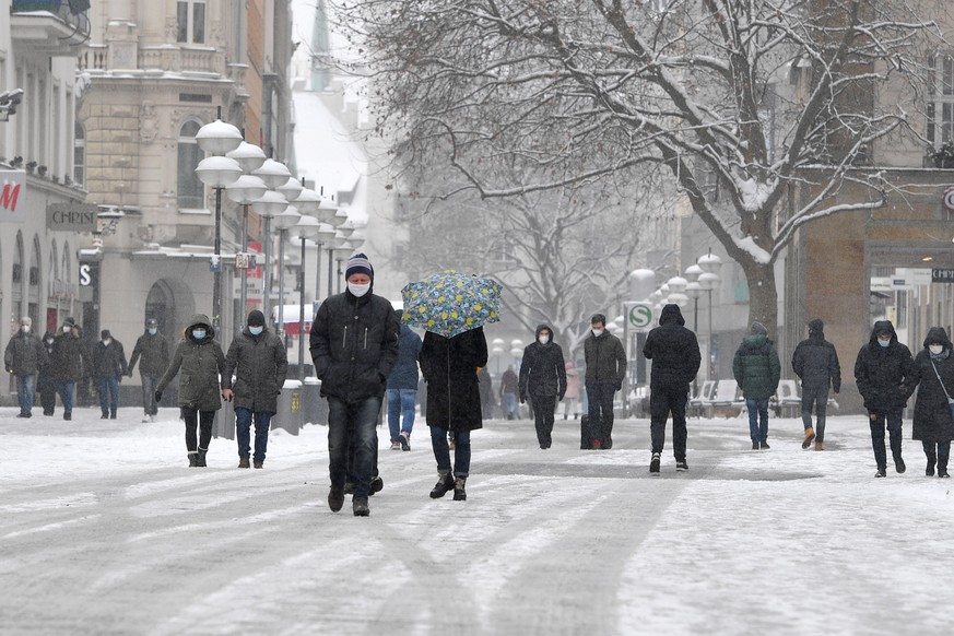 Themenbild Winter in der Coronavirus Pandemie. Verlaengerung Lockdown bis 31.Januar 2021. Leere Strassen und Plaetze,Fussgaengerzone Neuhauser Strasse, Kaufinger Strasse in Muenchen am 06.01.2021,Pers ...