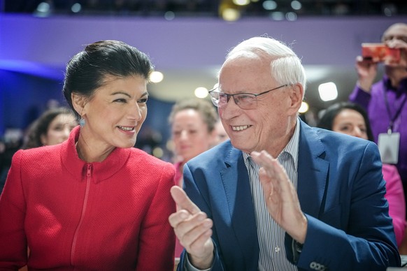 ARCHIV - 27.01.2024, Berlin: Sahra Wagenknecht und Oskar Lafontaine nehmen am Gründungsparteitag der neuen Wagenknecht-Partei, das «Bündnis Sahra Wagenknecht - für Vernunft und Gerechtigkeit», teil. D ...