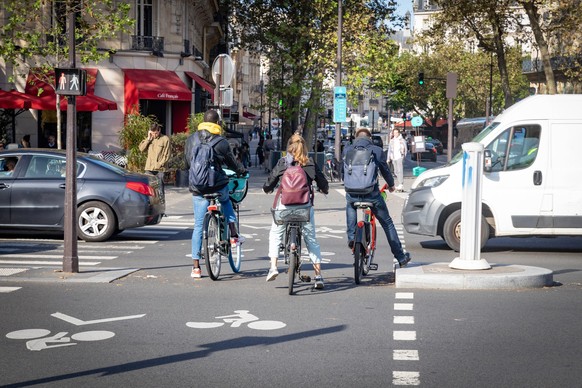 FRA, Frankreich, Paris, 30.09.2021: Fahrradfahrer im Straßenverkehr von Paris. Fahrradfahrer fährt auf dem Place de la Bastille. *** FRA, France, Paris, 30 09 2021 Bicyclist in Paris traffic Bicyclist ...