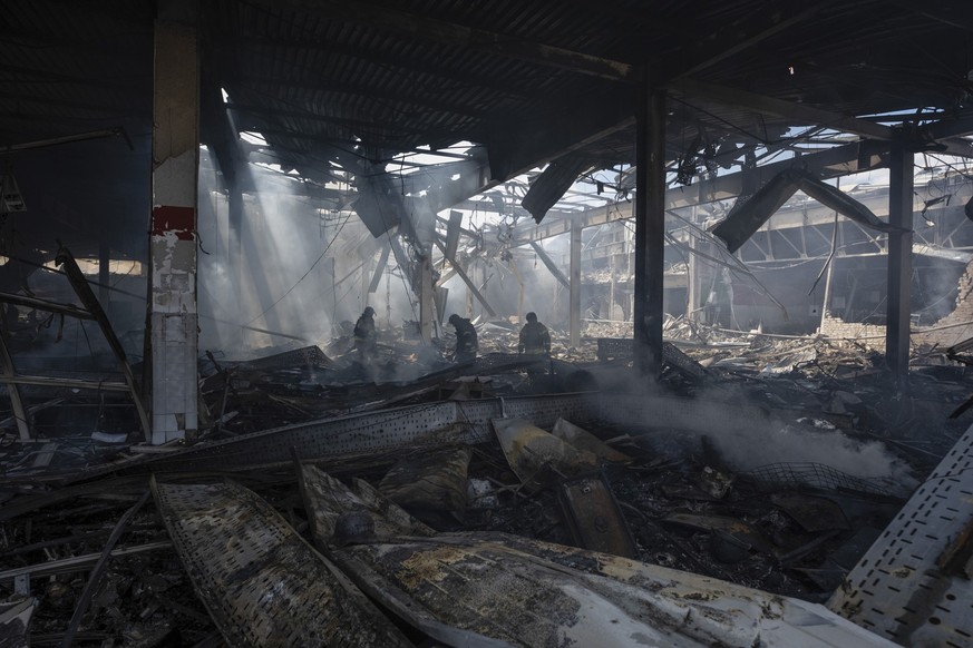 09.08.2024, Ukraine, Kostjantyniwka: Rettungskräfte suchen nach dem Einschlag einer russischen Rakete in einen Supermarkt nach Opfern. Bei einem russischen Raketenangriff sind in der ostukrainischen S ...