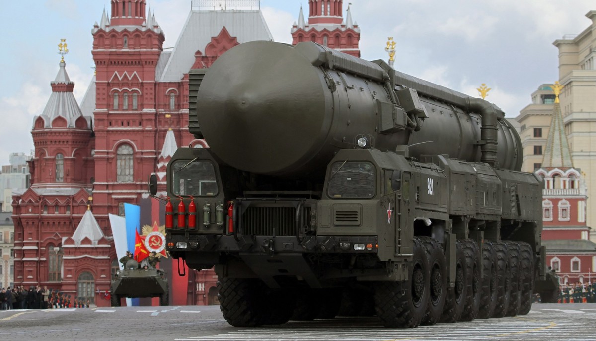 ARCHIV - 08.05.2011, Russland, Moskau: Eine strategische russische Atomrakete vom Typ Topol-M f�hrt bei der Milit�rparade zum Tag des Sieges �ber den Roten Platz. (zu dpa: �Kreml reagiert gelassen auf ...