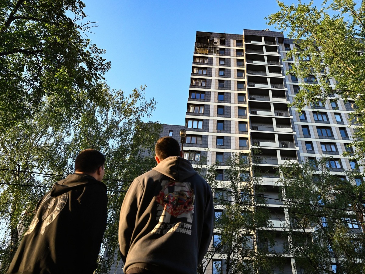 Russia Ukraine Drone Attack 8951397 24.06.2025 People stand near an apartment block damaged in a reported Ukrainian drone attack in the course of Russia s military operation in Ukraine, in Krasnogorsk ...