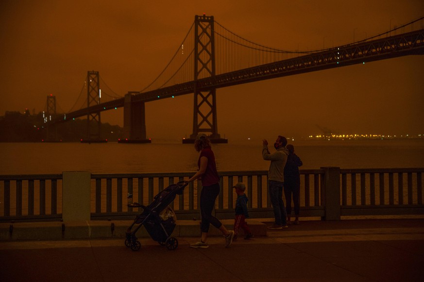 Dichte Rauchschwaden ziehen über San Francisco. 