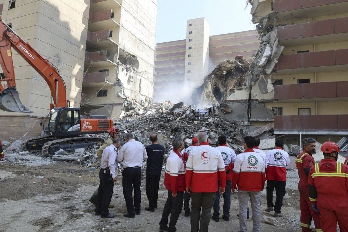 HANDOUT - 13.06.2025, Iran, Teheran: Auf diesem von der iranischen Gesellschaft des Roten Halbmonds veröffentlichten Foto arbeiten Rettungskräfte am Ort einer Explosion nach einem israelischen Angriff ...