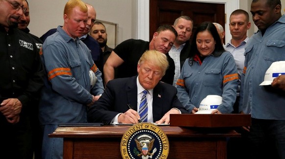 8. März: Trump unterschreibt das Zolldekret umringt von Stahlarbeitern
