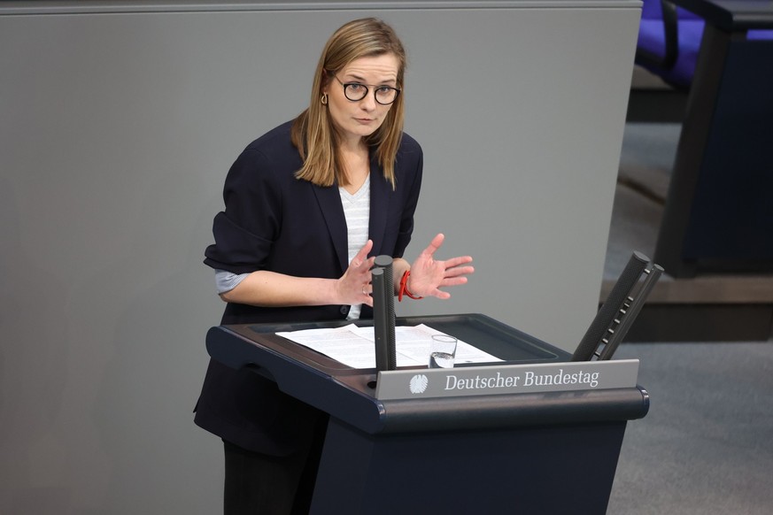 27.04.2023, Berlin: Zanda Martens (SPD) spricht bei der 100. Sitzung des Deutschen Bundestages im Plenarsaal des Reichstagsgeb