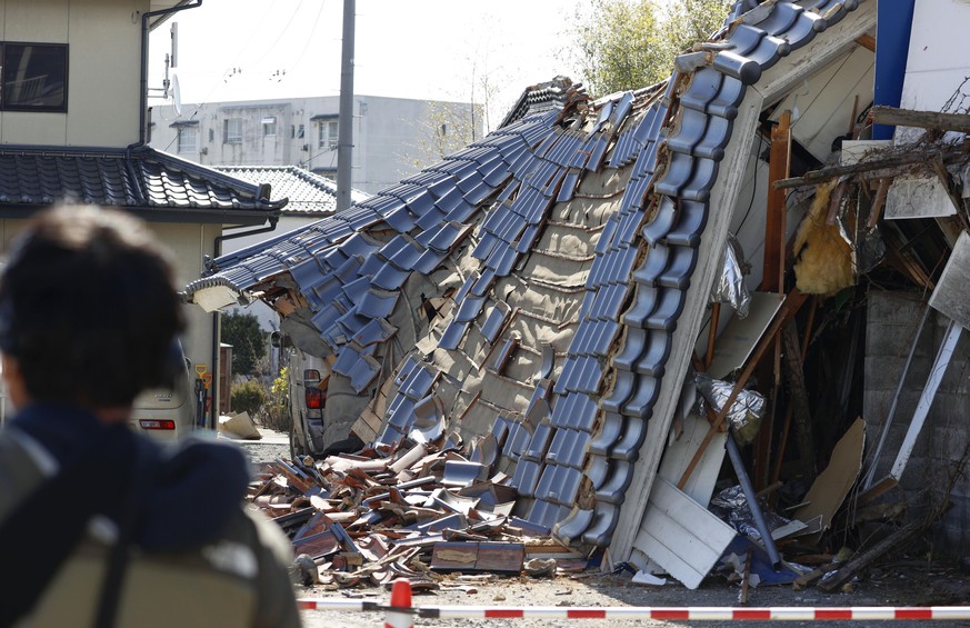 Nach dem Beben: ein beschädigtes Haus in der Präfektur Fukushima. Am Atomkraftwerk kam es zu kurzfristigen Ausfällen von Kühlpumpen, dies wurde aber schnell behoben.