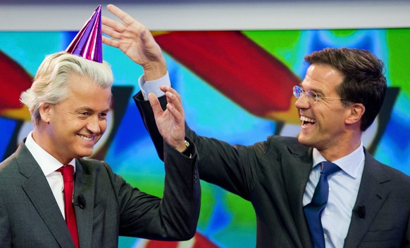 epa03387991 Dutch Prime Minister and Liberal party VVD-leader Mark Rutte (R) and right-wing Party for Freedom (PVV) leader Geert Wilders (L) joke around during the recording of the 'Jeugdjournaal' (Yo ...