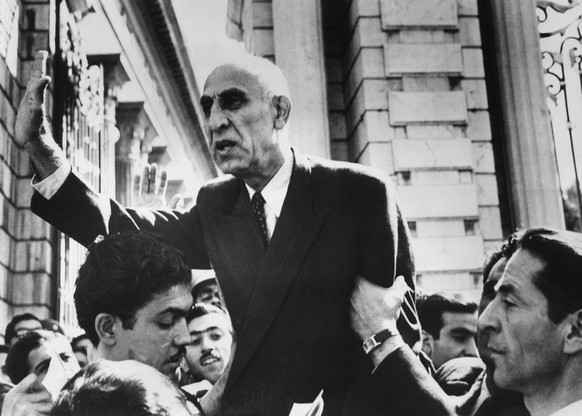 Mohammed Mossadegh spricht 1951 vor dem iranischen Parlamentsgebäude. Er betont seinen Standpunkt, die britische Ölindustrie zu verstaatlichen.