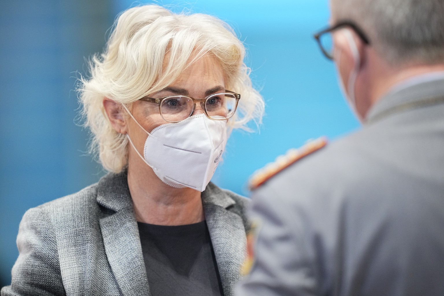 16.03.2022, Berlin: Christine Lambrecht (SPD), Verteidigungsministerin, spricht mit Eberhard Zorn, Generalinspekteur der Bundeswehr, vor Beginn der Klausur des Bundeskabinetts im Bundeskanzleramt. Fot ...