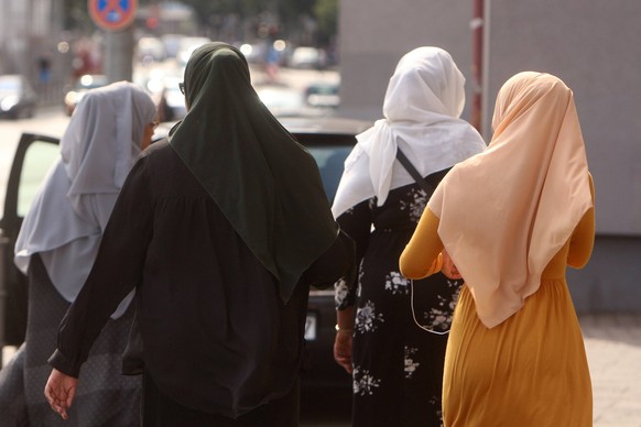 Muslima mit Burkas und Kopftüchern spazieren in der Innenstadt Frankfurt, Hessen, Deutschland *** Muslima with burkas and headscarves walking in the city centre Frankfurt, Hessen, Germany