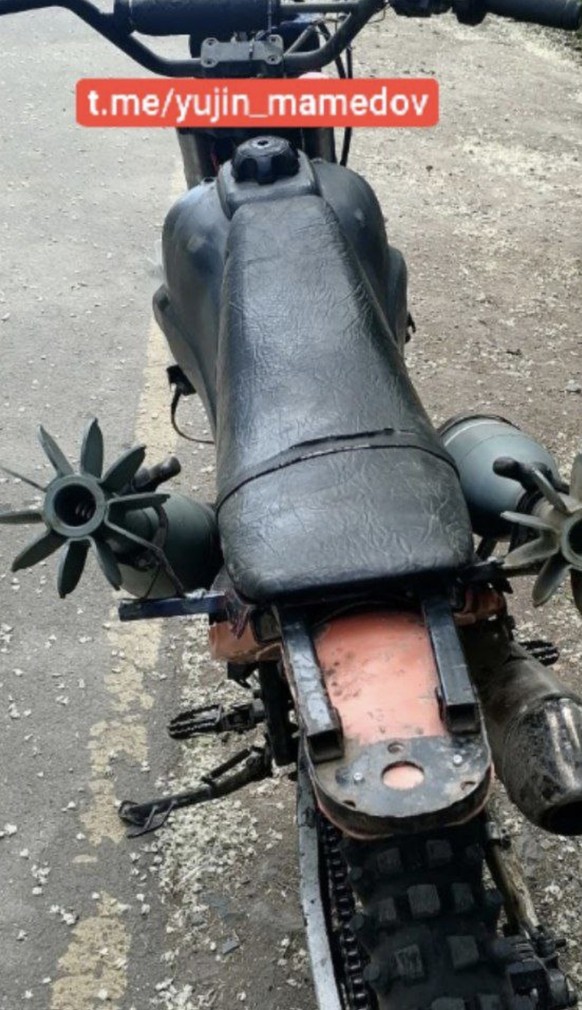Auf dem Telegram-Kanal "Yujin_mamedov" sind Bilder von Motorrädern im Krieg zu finden.