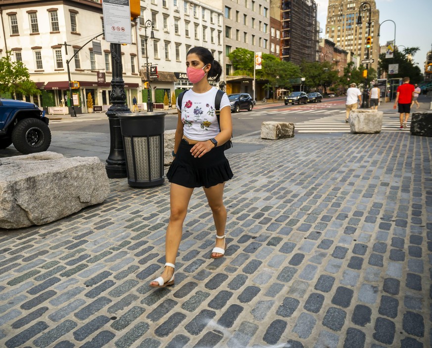 Eine Frau in New York trägt einen Mund-Nasen-Schutz.