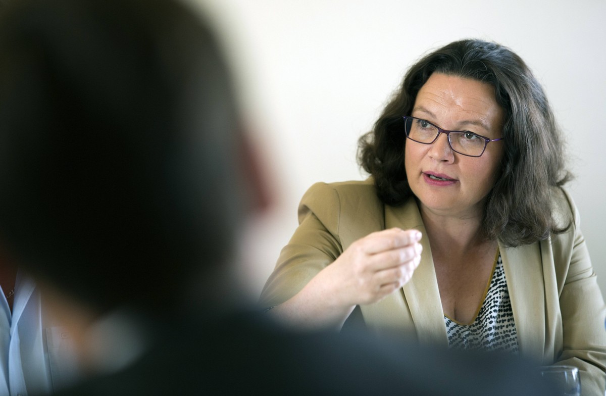 Andrea Nahles, SPD-Vorsitzende, im Gespraech mit Mitgliedern des GBR RWE Power am 30.08.2018 in Juelich. Berlin Deutschland *** Andrea Nahles SPD chairman in conversation with members of the GBR RWE P ...