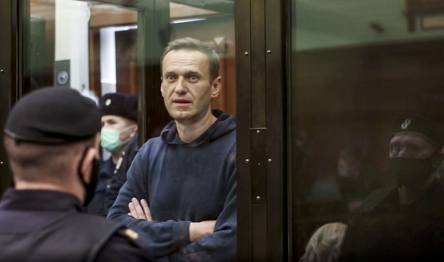 Alexej Nawalny erwartet im Gerichtssaal das Urteil.