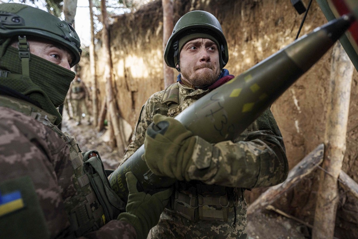 22.01.2025, Ukraine, ---: Ukrainische Soldaten der 26. Artilleriebrigade laden Munition in eine Panzerhaubitze &quot;Bohdana&quot;, bevor sie auf russische Stellungen an der Frontlinie in der Region D ...