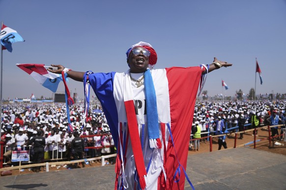 13.07.2024, Ruanda, Kigali: Ein Anhänger von Ruandas Präsident Kagame tanzt während seiner letzten Wahlkampfveranstaltung. Die Ruander stimmen am Montag (15.07.2024) in einer Wahl ab, die mit ziemlich ...