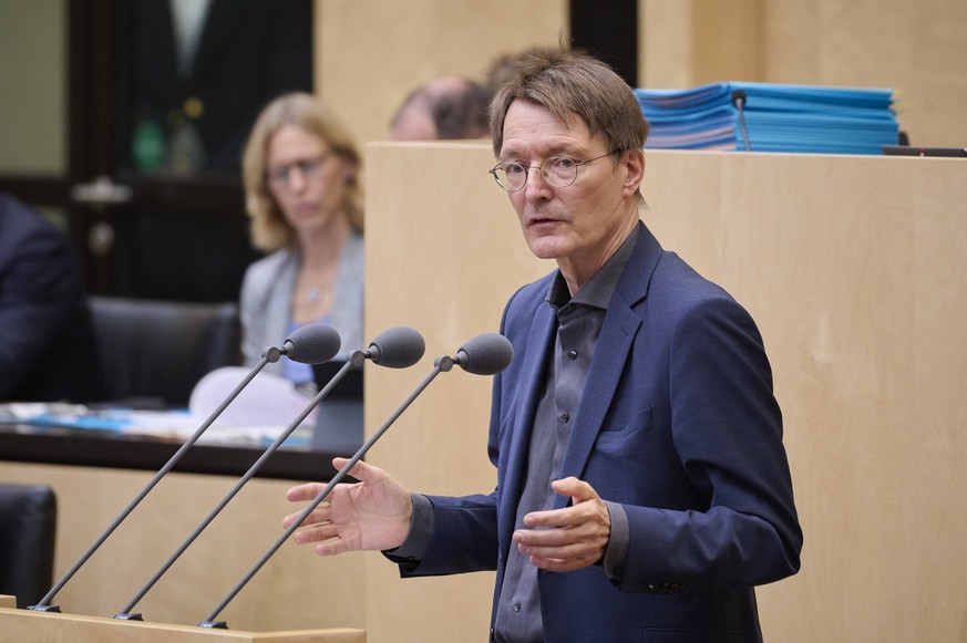 Sitzung des Bundesrates in Berlin Karl Lauterbach Bundesminister für Gesundheit, SPD während der Sitzung des Bundesrates am 16.09.2022 in Berlin. Berlin Bundesrat Berlin Deutschland *** Meeting of the ...