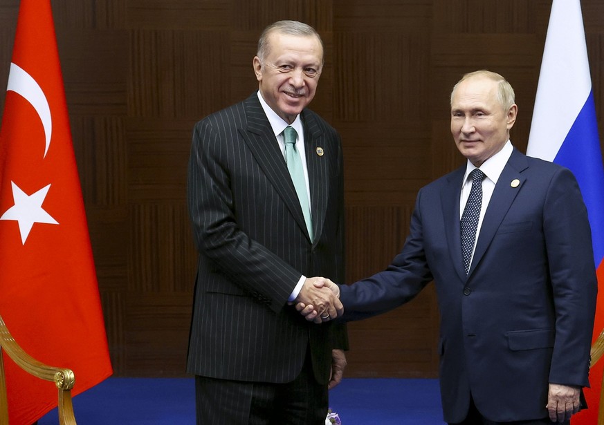 13.10.2022, Kasachstan, Astana: Wladimir Putin (r), Pr