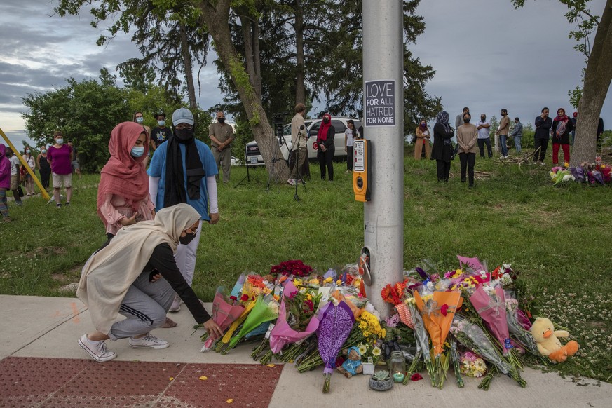 07.06.2021, Kanada, London: Trauernde legen Blumen an der Stelle ab, wo eine f