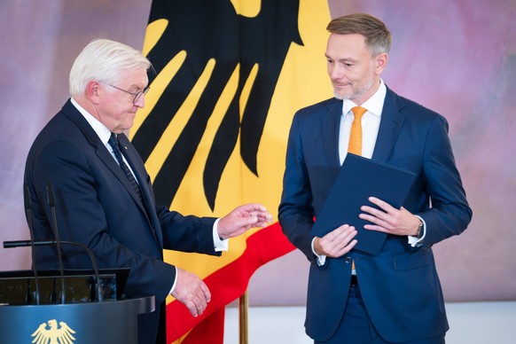 Entlassung und Ernennung im Schloss Bellevue Bundespraesident Frank-Walter Steinmeier uebergiebt Christian Lindner Bundesfinanzminister die Entlassungsurkunde mit Bundeskanzler Olaf Scholz im Schloss  ...