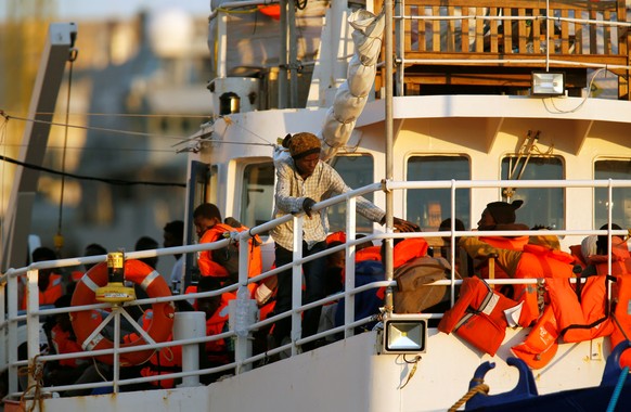 REFILE - CORRECTING LOCATION Migrants are seen onboard the charity ship Lifeline at Boiler Wharf in Senglea, in Valletta&#039;s Grand Harbour, Malta June 27, 2018. REUTERS/Darrin Zammit Lupi