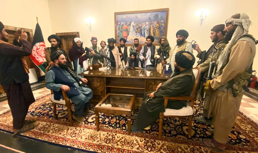 Nur wenige Stunden nach der Flucht des afghanischen Präsidenten Ghani haben Kämpfer der militant-islamistischen Taliban den Präsidentenpalast in der Hauptstadt Kabul eingenommen.