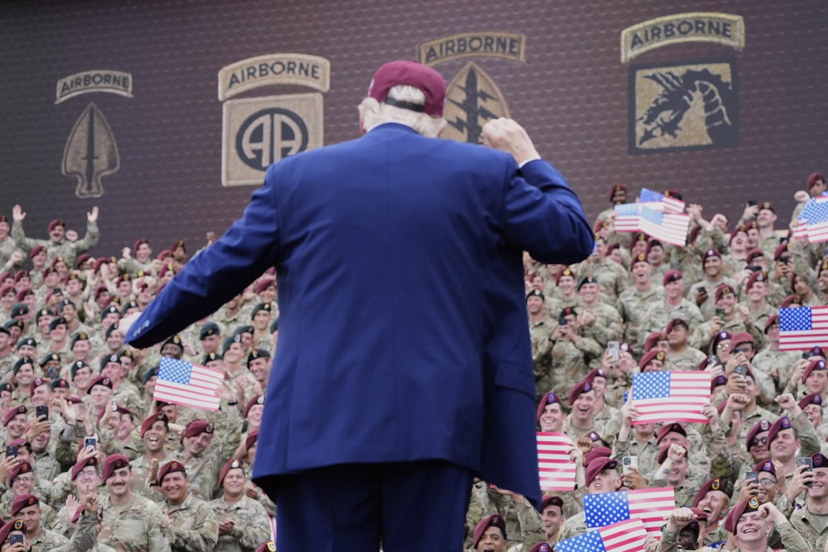 10.06.2025, USA, Fort Bragg: Soldaten der Armee sehen zu, wie US-Präsident Donald Trump nach seiner Rede in Fort Bragg tanzt. Foto: Alex Brandon/AP/dpa +++ dpa-Bildfunk +++