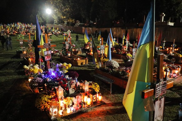01.11.2022, Ukraine, Lwiw: An Allerheiligen werden auf dem Lychakiv-Friedhof Kerzen an den Gr�bern der ukrainischen Soldaten angez�ndet, die im Krieg mit Russland gefallen sind. An Allerheiligen gehen ...