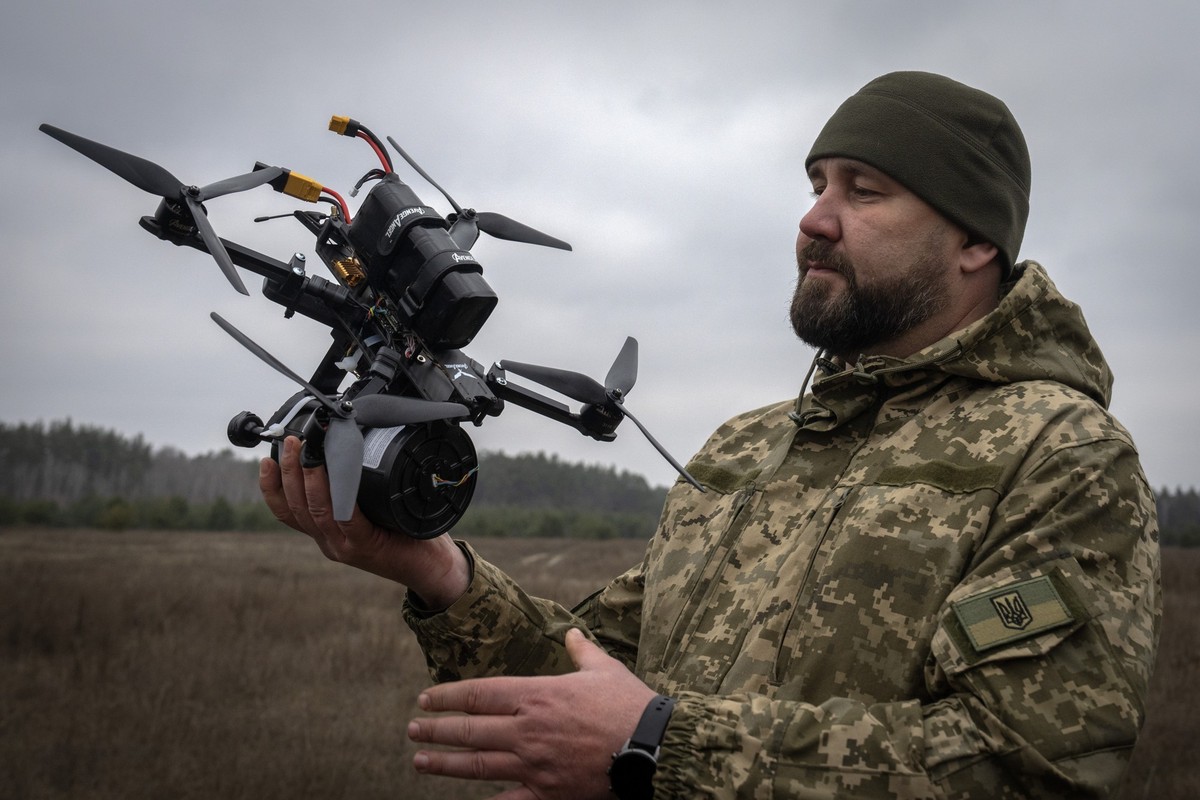 29.01.2025, Ukraine, Kiew: Ein Soldat mit dem Rufzeichen Omar demonstriert eine ukrainische FPV-Drohne auf einer Militärmesse an einem ungenannten Ort in der Region Kiew. Foto: Efrem Lukatsky/AP/dpa + ...
