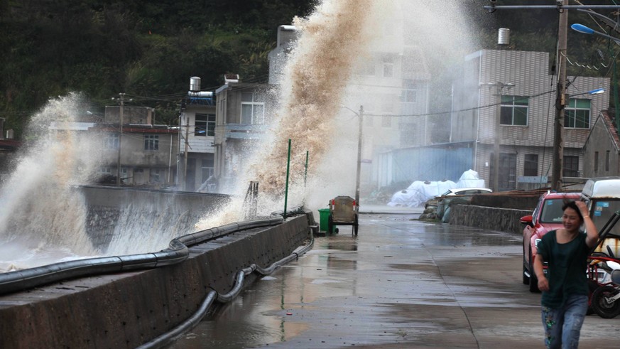 (180711) -- TAIZHOU, July 11, 2018 -- Huge waves beat against the sea shore in Chengnan Township of Wenling City, east China s Zhejiang Province, July 10, 2018, as Typhoon Maria, the eighth typhoon th ...