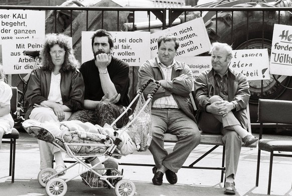 Protest gegen die geplante Schliessung am Eingang des Kaliabbauwerkes Thomas Müntzer in Bischofferode, Thüringen, Eichdfeld, aufgenommen am 17. Juli 1993. Kali, Bergwerk, Kalibergwerk, Kaliabbau, Förd ...