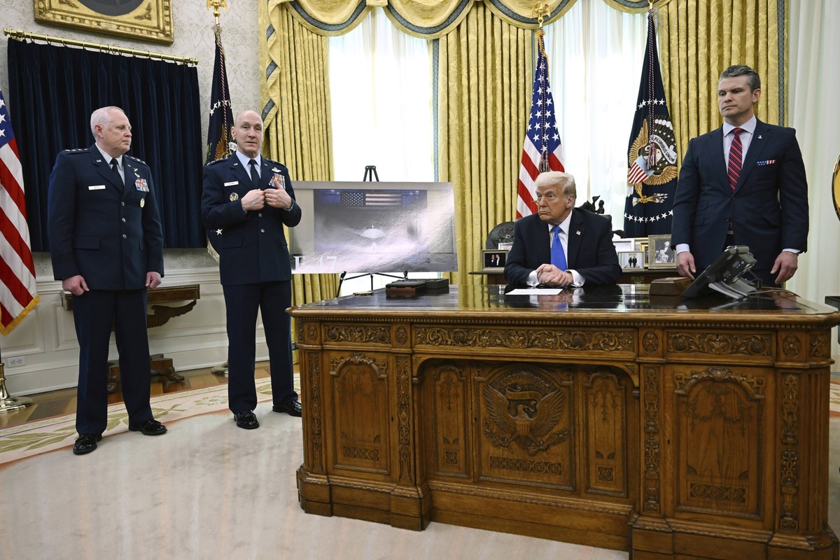 21.03.2025, USA, Washington: Air Force Generalleutnant Dale White (l-r) und Air Force General David Allvin gesellen sich zu US-Präsident Donald Trump und Verteidigungsminister Pete Hegseth während der ...