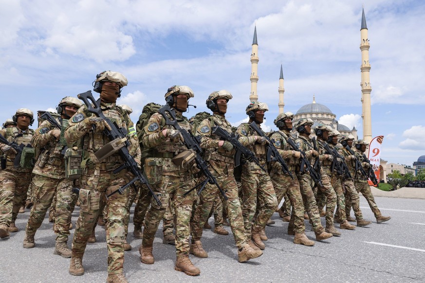 GROZNY, CHECHEN REPUBLIC, RUSSIA - MAY 9, 2022: Servicemen take part in a Victory Day military parade marking the 77th anniversary of the victory over Nazi Germany in World War II. Yelena Afonina/TASS ...